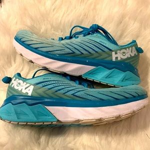 Used Hoka Arahi 4 tennis shoes
